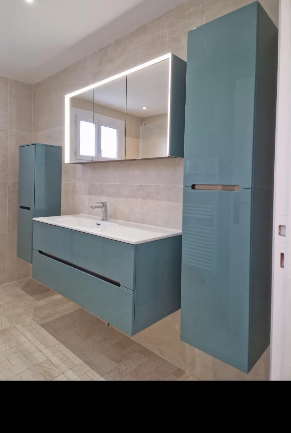 Salle de bain meuble bleu